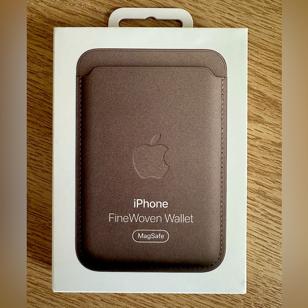 NEW iPhone FineWoven Wallet with MagSafe in Taupe